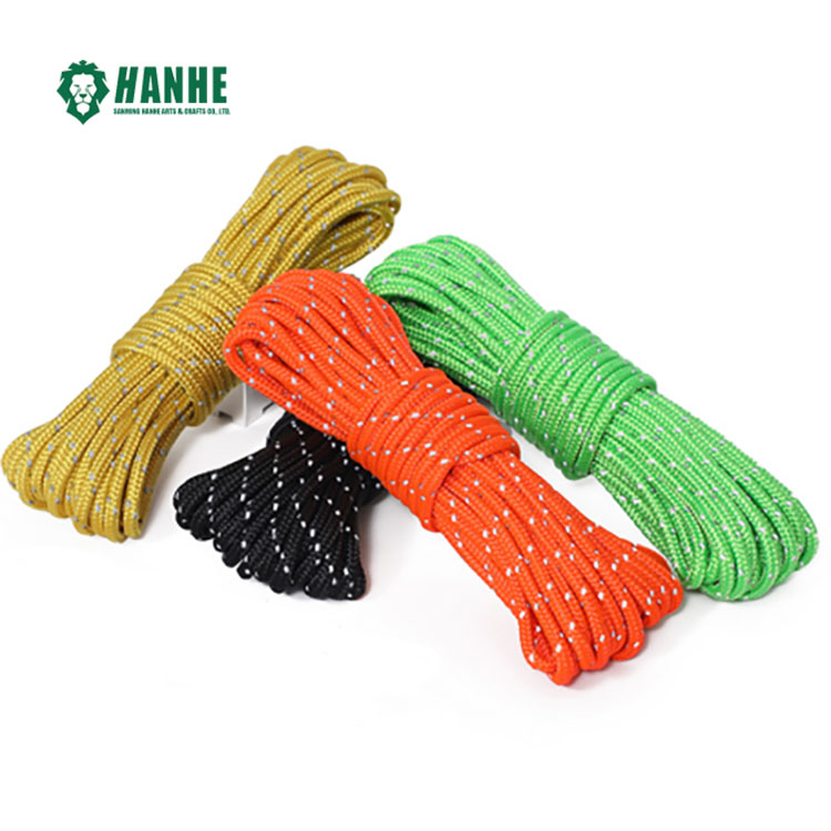 How does the reflective material affect the weight and flexibility of the paracord?